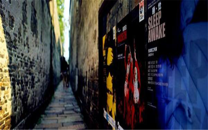 古色古香的石頭路，墻上貼滿了演出的戲劇海報，無疑給烏鎮(zhèn)增添了幾分藝術(shù)氣息。.png