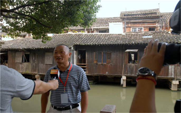 “烏鎮(zhèn)變化很大，越來越美。這次老年人免費(fèi)游烏鎮(zhèn)活動，非常開心！”_副本.jpg